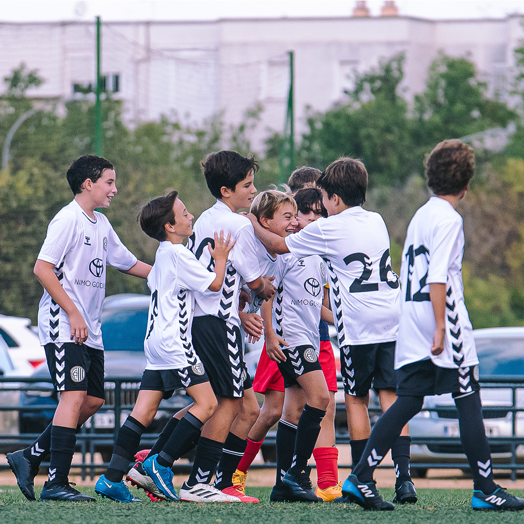 ⚽️✨Gol de equipo, gol de amigos. Celebrar juntos es la verdadera victoria.

#HoraDeCentrarse #LaEscuelaDeLosSueños⚫️⚪️⚽️