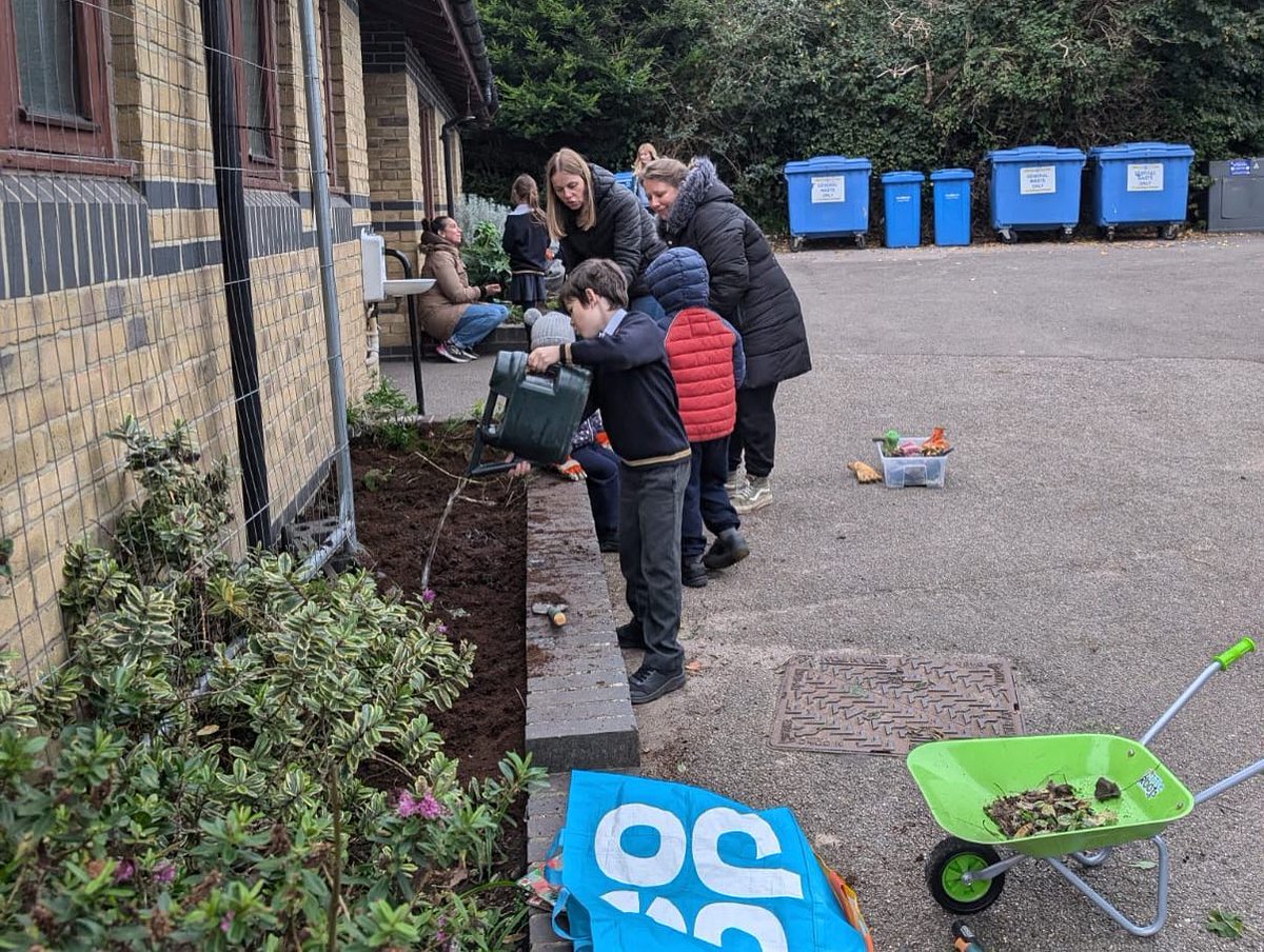 nlancingprimary's tweet image. Keep North Lancing Primary School clean! 📷
Last Friday reception teacher Mrs Fowler, asked the school to help to declutter and do a deep clean for free ( still on school grounds )! It was a huge success and we really appreciate all your help.