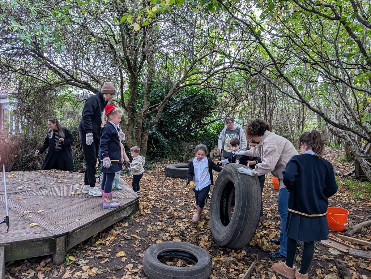nlancingprimary's tweet image. Keep North Lancing Primary School clean! 📷
Last Friday reception teacher Mrs Fowler, asked the school to help to declutter and do a deep clean for free ( still on school grounds )! It was a huge success and we really appreciate all your help.