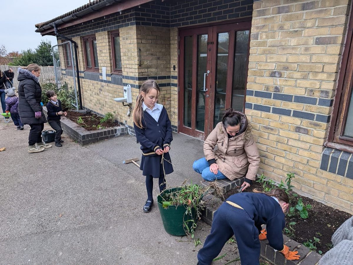 nlancingprimary's tweet image. Keep North Lancing Primary School clean! 📷
Last Friday reception teacher Mrs Fowler, asked the school to help to declutter and do a deep clean for free ( still on school grounds )! It was a huge success and we really appreciate all your help.