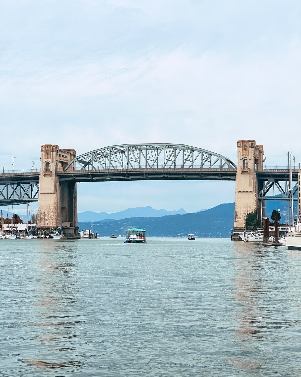 El Burrard Bridge, un ícono de Vancouver que conecta el mar y la ciudad con vistas espectaculares en cada dirección. 🌉🌊 
¿Alguna vez lo has cruzado? #VeryVancouver
📸: @mle_bb