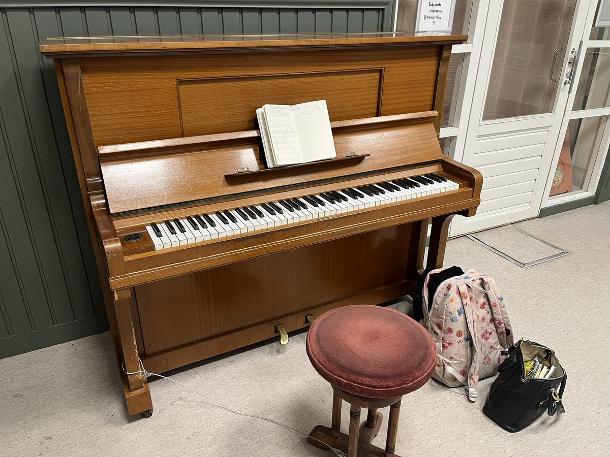 Onhan tämä kätevää, kun Ylivieskan juna-aseman odotussalissa voi säveltää kyytiä odotellessa!😀🎶

<a href="/YKaupunki/">Ylivieskan kaupunki</a>