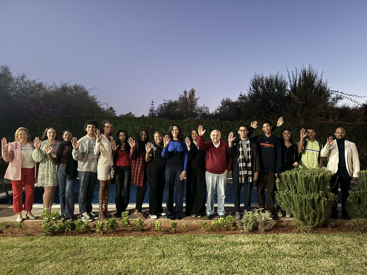 JustoDuarte's tweet photo. Recibí en la residencia oficial,  a la viceministra del @MESCYTRD Paula Disla, con quien nos reunimos con los trece nuevos  estudiantes becados, para darles la bienvenida, así como los nueve del pasado año, que hablaron de su experiencia en Marruecos y otros detalles de interés. https://t.co/Qys7DA0ou4