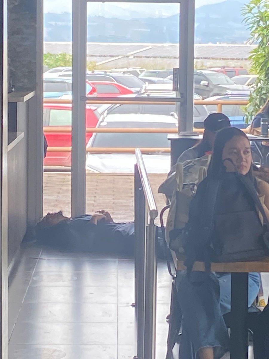 EPecador504's tweet photo. #PECADORES👹 "ESTUDIANTE DE UNIVERSIDAD PRIVADA BAJO EFECTO DE LAS DROGAS "

Hace un momento un estudiante de UNITEC Tegucigalpa protagonizó tremendo espectáculo, gritándo incoherencias y agrediendo al personal de seguridad de la institución.

Déjenos su comentario. https://t.co/x0y5nrKXvy