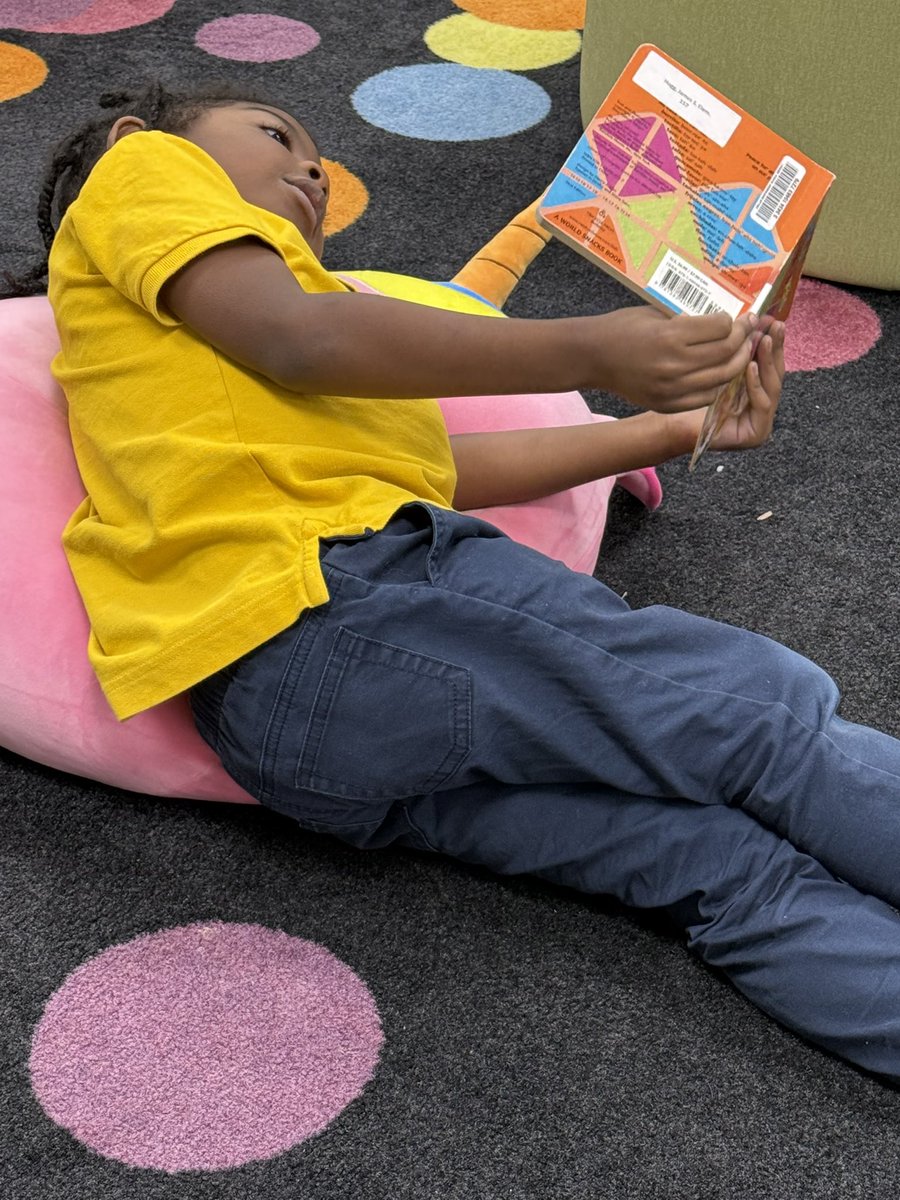 Hogg_Library's tweet photo. Sometimes we need a low-key, free choice day. Live listening to their conversations and laughter. #kindergarten @ElementaryHogg @DallasReads @DISD_Libraries https://t.co/ilpn0iRDta