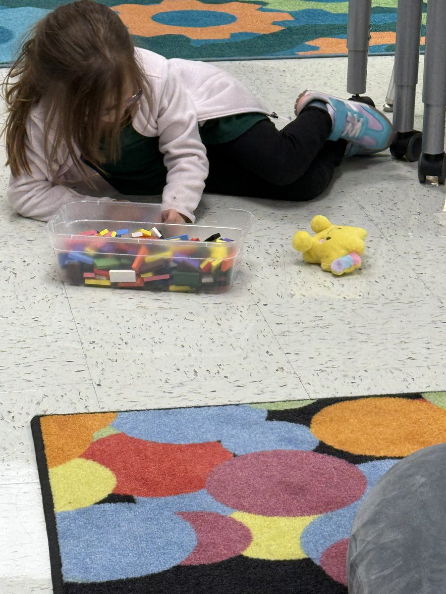 Hogg_Library's tweet photo. Sometimes we need a low-key, free choice day. Live listening to their conversations and laughter. #kindergarten @ElementaryHogg @DallasReads @DISD_Libraries https://t.co/ilpn0iRDta