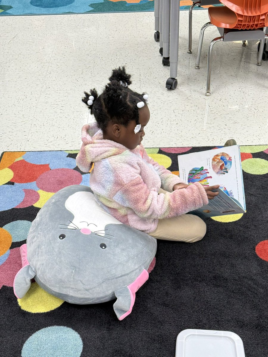 Hogg_Library's tweet photo. Sometimes we need a low-key, free choice day. Live listening to their conversations and laughter. #kindergarten @ElementaryHogg @DallasReads @DISD_Libraries https://t.co/ilpn0iRDta