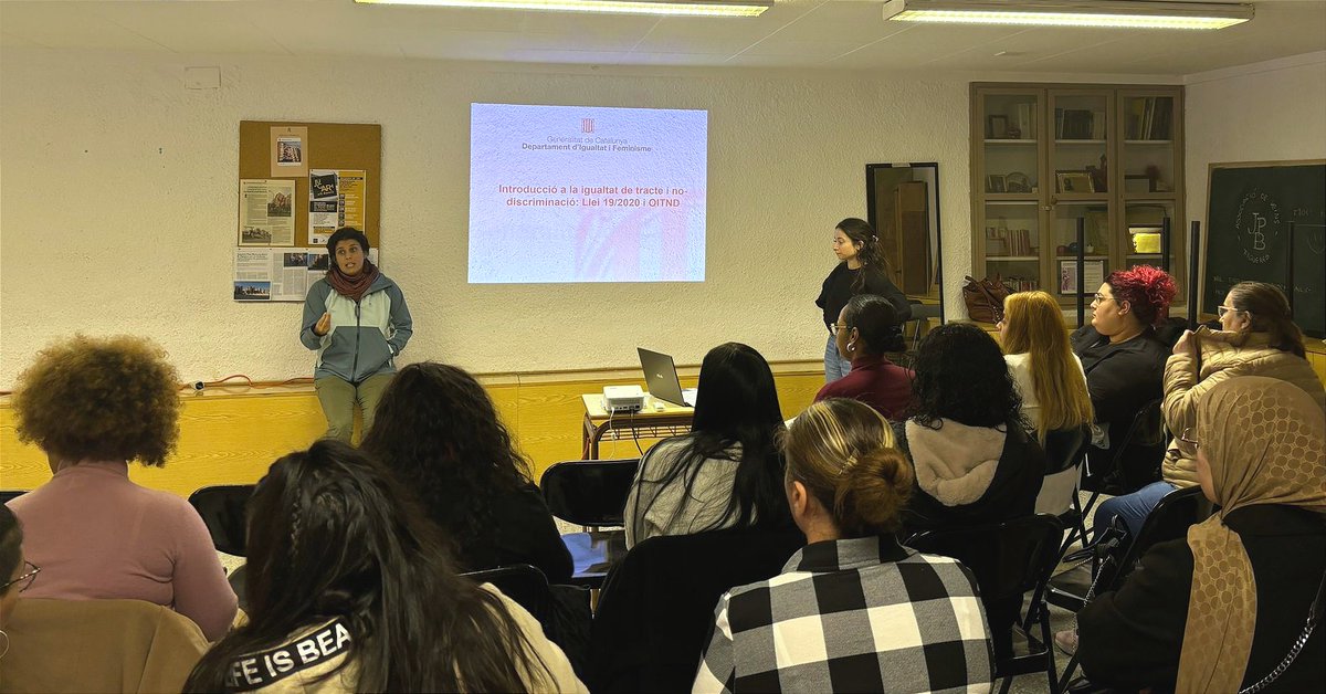 FundacioSERGI's tweet photo. A l’Espai de Cures Col·lectives de #Figueres no parem! Avui, amb l’@igualtatcat, tècniques de l’administració, entitats i veïnes, hem après a utilitzar eines de denúncia per combatre les discriminacions que encara pateixen moltes de les persones que acompanyem.✊🏽💜

#projecteEcCo https://t.co/EDr0PJHeGX
