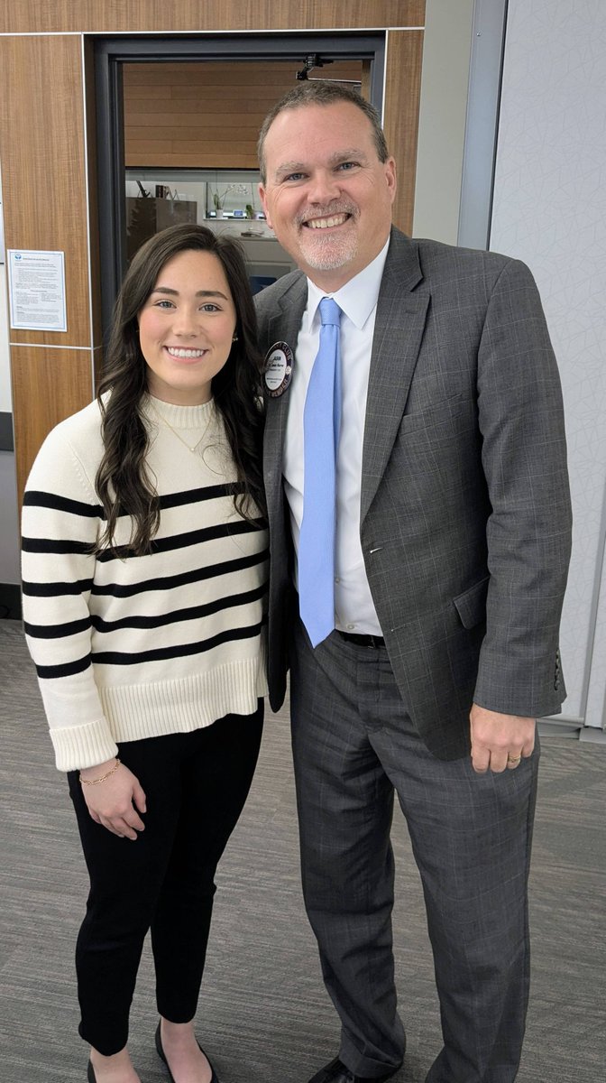 jasondwarren70's tweet photo. So glad Gracie Franks could join me at Rotary today! She is a Rotary Colonels to College (RC2C) Scholar who is pursuing nursing at HCC. We enjoyed an excellent presentation by Murray State University President Dr. Bob Jackson. https://t.co/Ecd45vDd6q
