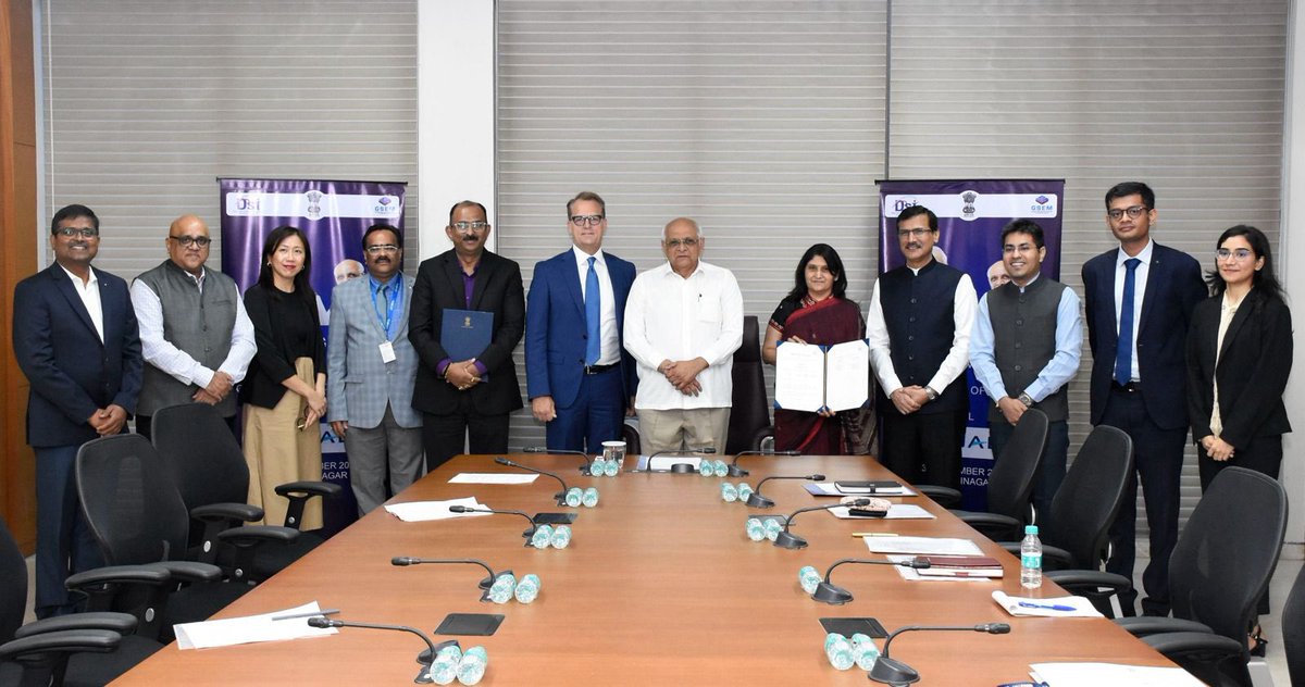 monakhandhar's tweet photo. Inked Rs 10 B MoU with Jabil for intelligent infra across cloud, compute, storage,  networking, data center, telecom &amp; semicon equipment facility at Dholera

Towards Hon’ble PM’s Semicon vision, in the august presence of Hon’ble CM  with Mr Fred McCoy, Exe VP led  team Jabil https://t.co/dCZ2Vd7Y5L