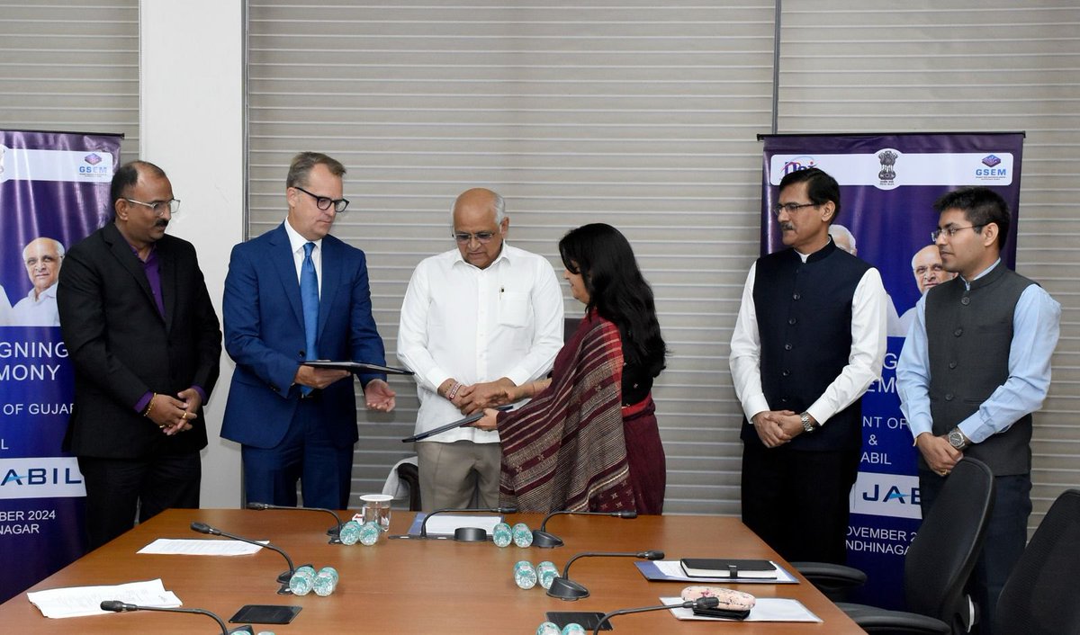monakhandhar's tweet photo. Inked Rs 10 B MoU with Jabil for intelligent infra across cloud, compute, storage,  networking, data center, telecom &amp; semicon equipment facility at Dholera

Towards Hon’ble PM’s Semicon vision, in the august presence of Hon’ble CM  with Mr Fred McCoy, Exe VP led  team Jabil https://t.co/dCZ2Vd7Y5L