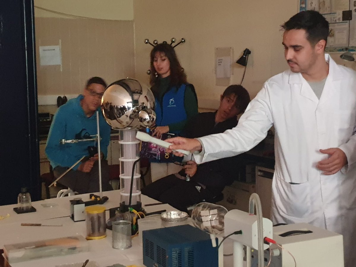 Mañana retomamos las clases con más ilusión que nunca. Cómo hemos podido echar tanto de menos nuestro huerto, los círculos en el àgora, nuestros experimentos, la clase de arte ... en solo dos días !!! Así es ENCUENTRO, emoción pura.