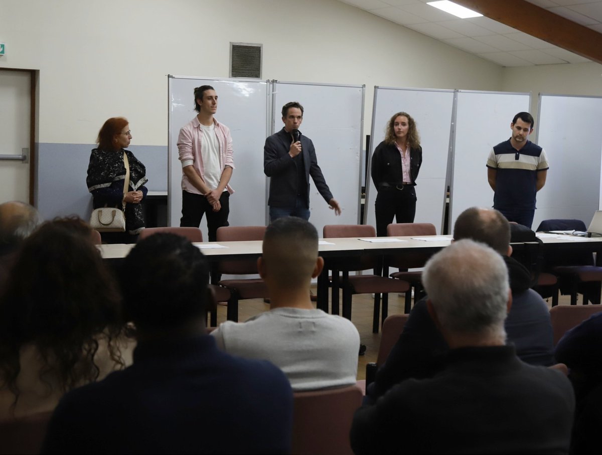 villepoissy's tweet image. Les présidents des associations sportives sont réunis au complexe Marcel-Cerdan ce jeudi 14 novembre en présence d'Eric Roger, adjoint au sport. L’occasion d’élire les athlètes de l’année pour les Victoires du sport, programmées vendredi 6 décembre au Forum Armand-Peugeot 🏆