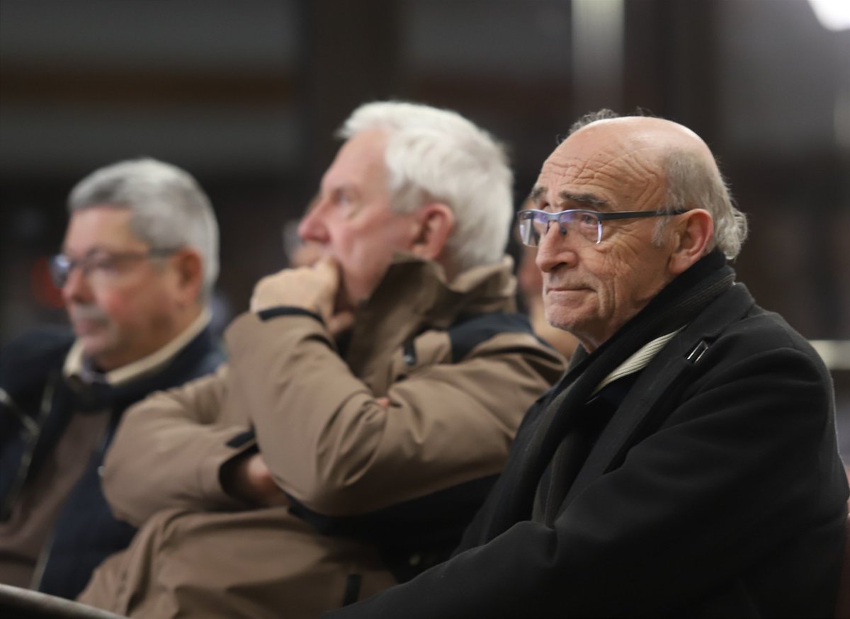 villepoissy's tweet image. Les présidents des associations sportives sont réunis au complexe Marcel-Cerdan ce jeudi 14 novembre en présence d'Eric Roger, adjoint au sport. L’occasion d’élire les athlètes de l’année pour les Victoires du sport, programmées vendredi 6 décembre au Forum Armand-Peugeot 🏆