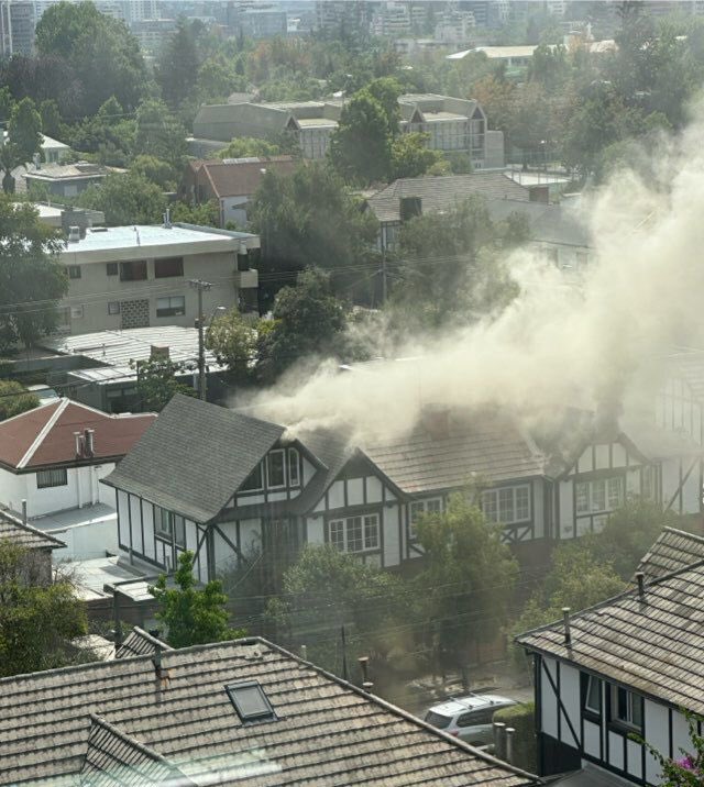 LC_Seguridad's tweet photo. Incendio en casa habitación en MÁLAGA/MARTÍN DE ZAMORA. @CentralCBS trabajando en el lugar junto a @LC_Seguridad y @LC_transito. Al momento sólo se mantiene cerrada la circulación al oriente de M. de Zamora, desde Málaga. 

Por favor elija vías alternativas. 

@Muni_LasCondes https://t.co/fldrXtUKQd