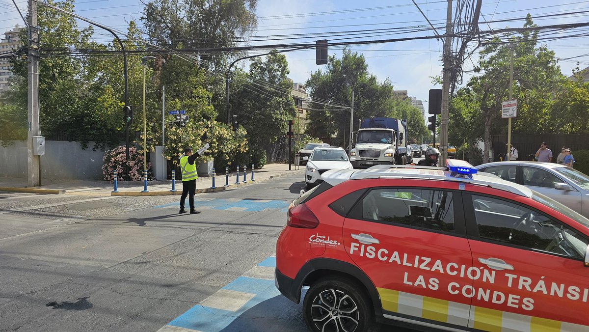 Incendio en casa habitación en MÁLAGA/MARTÍN DE ZAMORA. <a href="/CentralCBS/">Bomberos de Santiago</a> trabajando en el lugar junto a <a href="/LC_Seguridad/">Seguridad Las Condes</a> y <a href="/LC_transito/">Tránsito_Transporte</a>. Al momento sólo se mantiene cerrada la circulación al oriente de M. de Zamora, desde Málaga. 

Por favor elija vías alternativas. 

<a href="/Muni_LasCondes/">Las Condes</a>