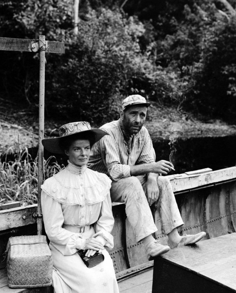 JuanmadelaPoza's tweet photo. #HumphreyBogart y #KatharineHepburn en una imagen promocional de #LaReinaDeÁfrica (#TheAfricanQueen, 1951), de #JohnHuston. Basada en la novela homónima del especialista en aventuras #CSForester, es un relato cinematográfico histórico sobre la colonización y la supervivencia. https://t.co/JjnDAjdQWx