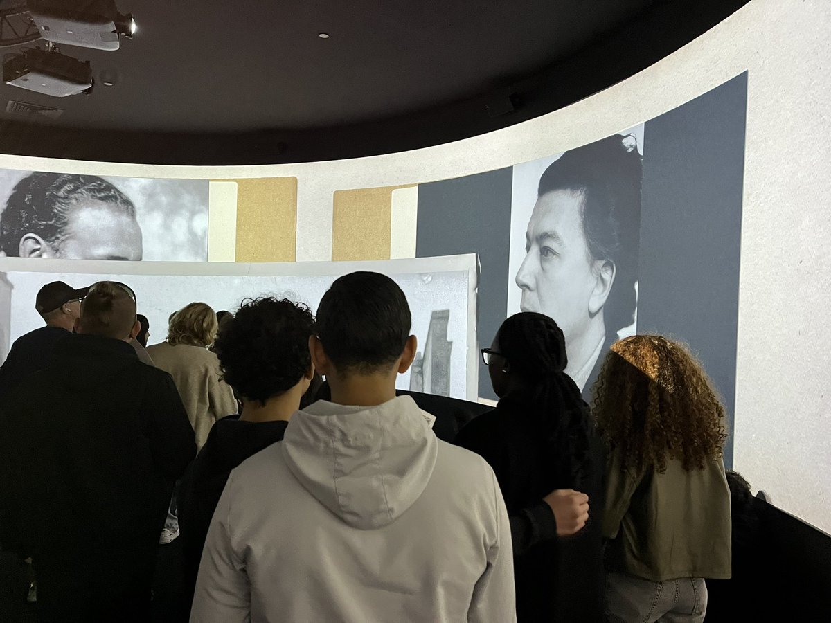 hdamonod's tweet photo. Visite libre de l’exposition « Le surréalisme, un siècle d’avance » au @CentrePompidou pour deux classes de première de #MonodElB, préparée par la lecture de Corps et biens et une recherche documentaire sur le mouvement. Cette exposition a suscité leur intérêt. https://t.co/rZKEOndo1R
