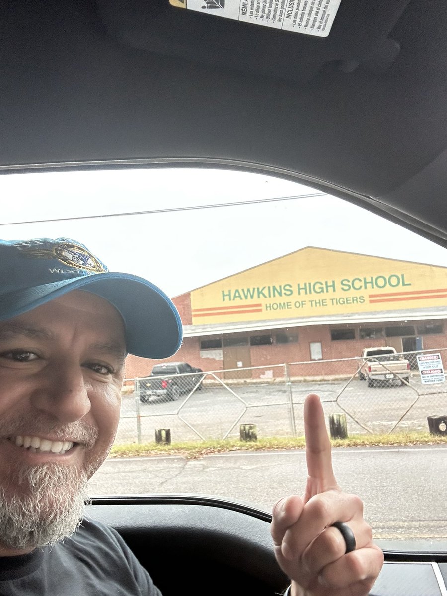 JoeRenna3's tweet photo. Let’s go!!    Can’t wait to finish this series #StrangerThings 

#rennas #icrackedyomomma #filmlocations https://t.co/hRVxCydQ8x