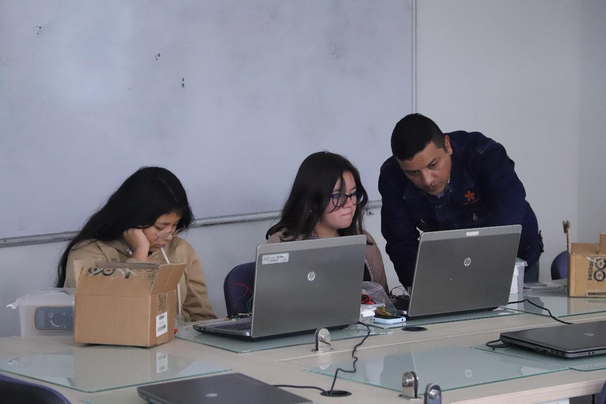 SENAComunica's tweet photo. El compromiso con capacitar en ciencias, tecnología e innovación es permanente. ¡Formamos para el futuro! #DistritoIN #SENNOVA https://t.co/eH1gHt5PvL