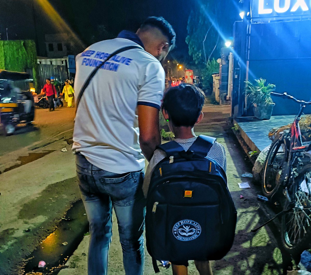 KeepHopeAlive_0's tweet photo. This message beautifully captures the essence of the Keep Hope Alive Foundation's mission. By distributing bags, books, and essential items, the foundation not only supports the education of underprivileged children but also promotes the powerful message of " https://t.co/35kbWhqi1Y