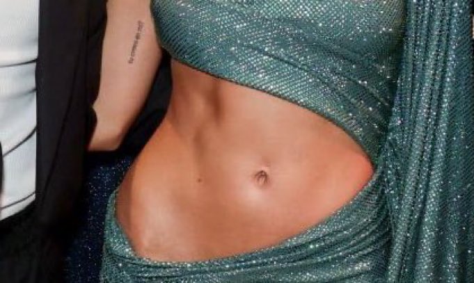 onlydaeneryst's tweet photo. las chicas queremos el abdomen de emilia https://t.co/WWBk6wdYVe