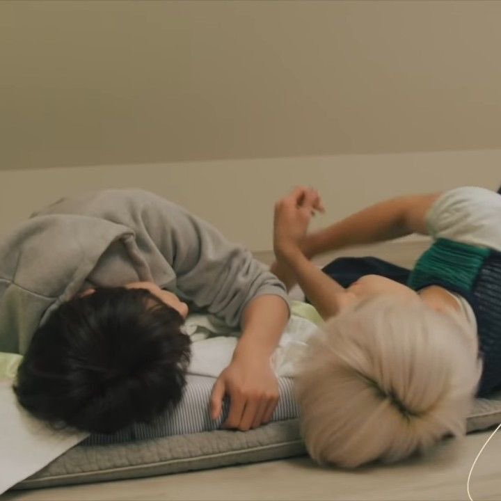yvnwoogi's tweet photo. best friends yvngi sharing a bed, mgs back is pressed against yh and he’s squirming bc he can’t get comfortable but yhs already been hard for hours bc of the way mg kept licking his lips all night and every little brush against his cock makes yh hold back a whimper so + https://t.co/mbJWg36ZSD