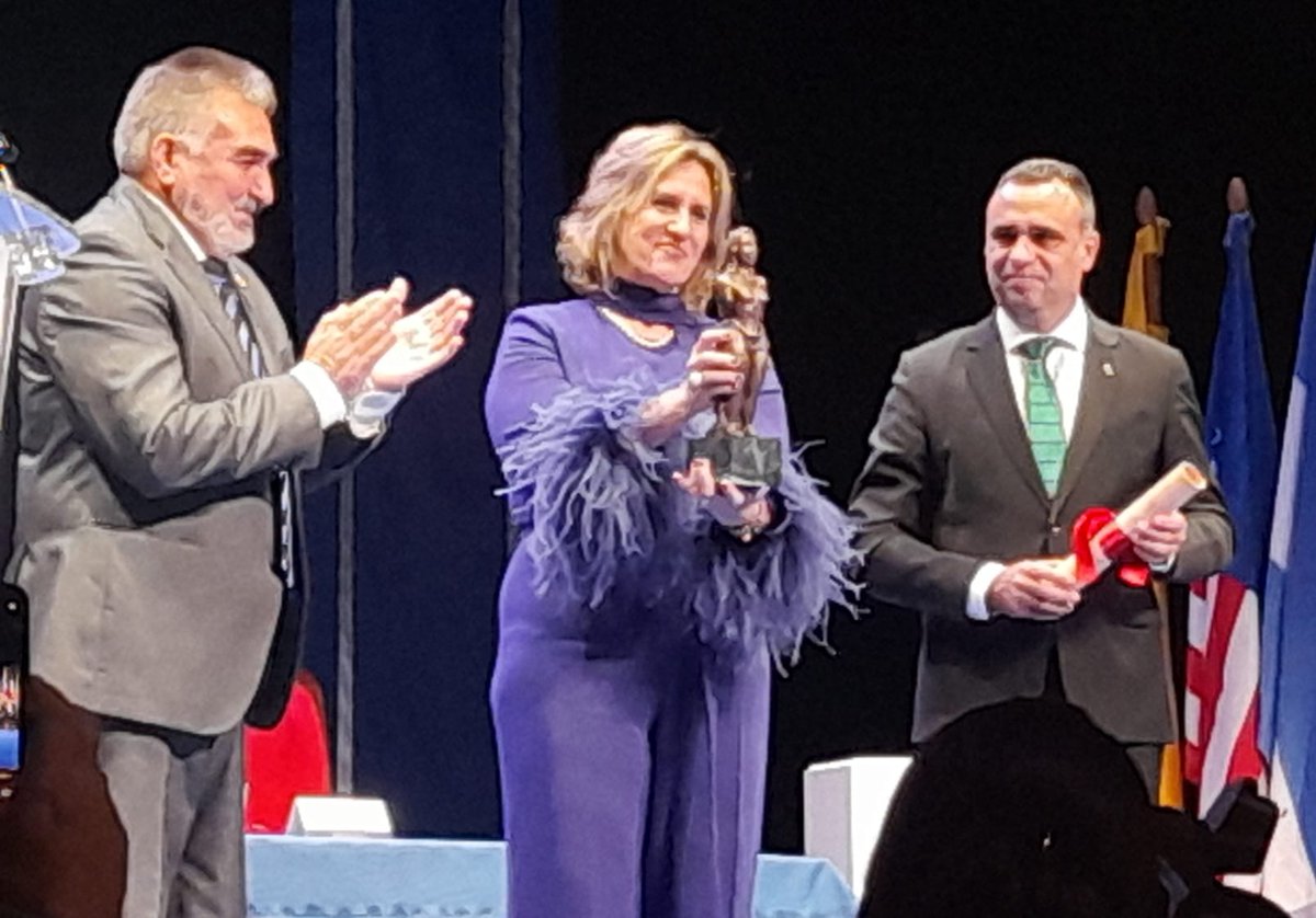 COPEGranada's tweet photo. Nuestra compañera @crisschlichting ha recogido el I Premio Hispanidad ciudad de Santa Fe

Enhorabuena, Cristina 

@SantaFedeGR https://t.co/1iBKFQjbo6