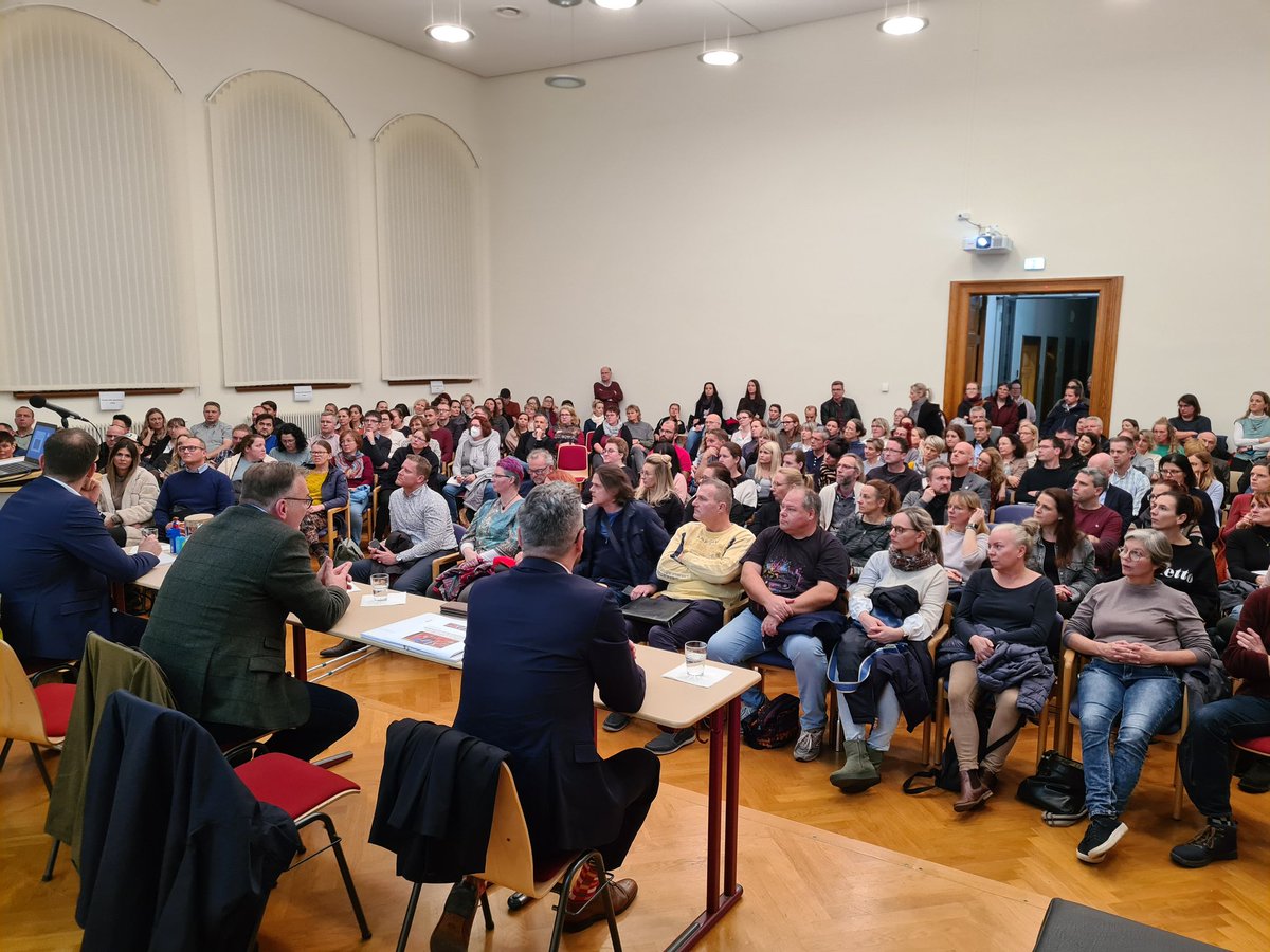 Voller ging es nicht. Die Aula des Domgymnasiums in der <a href="/Ottostadt/">Ottostadt Magdeburg</a> war überfüllt, als heute die Elternvertreter der freien Schulen über die möglichen Auswirkungen der Kürzungspläne unserer Landesregierung informiert wurden. Danke an die MdL <a href="/Eva0112/">Eva von Angern 🕊♀️ ☀️🍀</a> &amp; <a href="/MdL_LSA/">Sven Rosomkiewicz</a> für deren Teilnahme