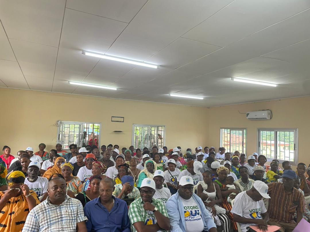 J'ai animé une causerie de sensibilisation aux côtés des responsables des structures de base des communes de Ndjolé et du canton Ebel Alembe. 
L'objectif était de mobiliser les militants pour un vote en faveur du "oui" lors du référendum du 16.11.2024.