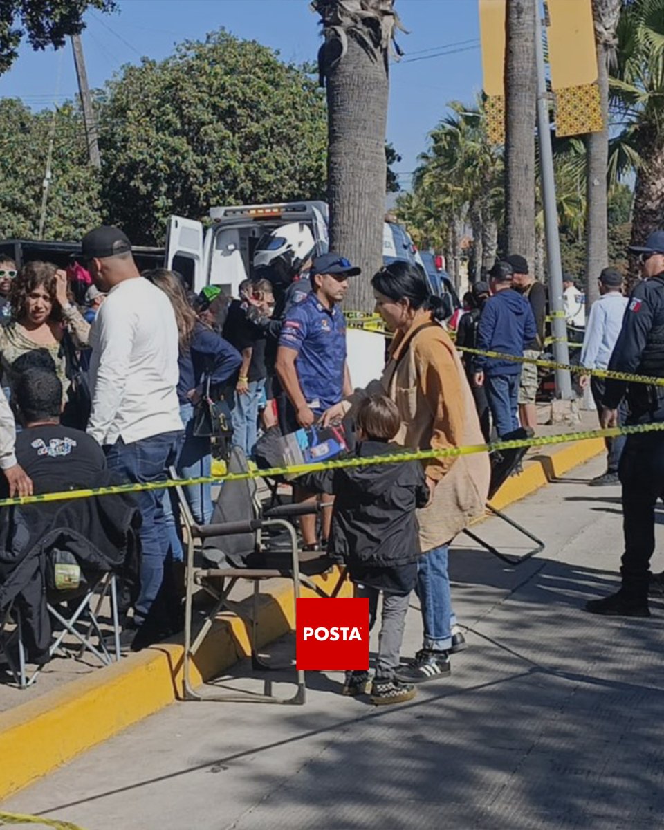 POSTABCS's tweet photo. Durante la revisión mecánica de un vehículo de #BajaMil, varias personas resultaron atropelladas tras perder el control. 🚑 Seguridad Pública y paramédicos de la #CruzRoja ya están en el lugar.
👉Información en proceso.
🗒 Por Rosalva
📸 Por La Crónica
#Ensenada #POSTABCS https://t.co/htkVJXIoHX