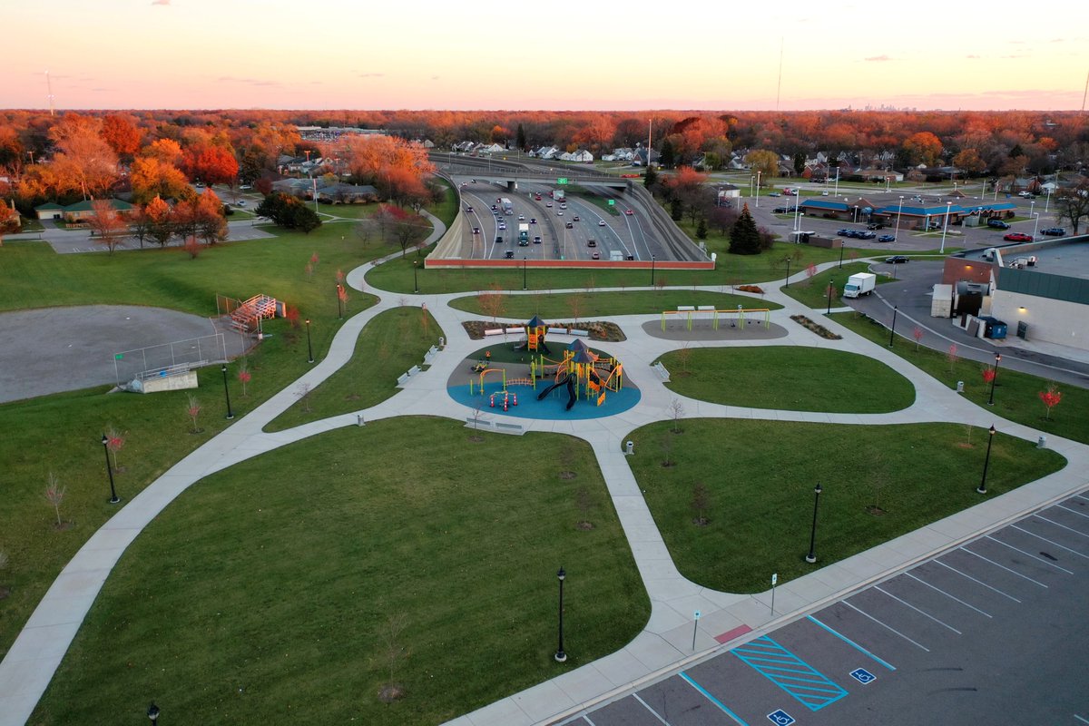 LeightonGeoJr's tweet photo. The i375 rebuild is certain in one form or another. i75's eventual caps feel likely. How are these not being coordinated? For the sake of efficiency &amp; continuity? We already have great examples in 696's pedestrian plazas.  @DowntownDet @crainsdetroit @detroitnews @ChadLivengood https://t.co/gisSJ8uTHW