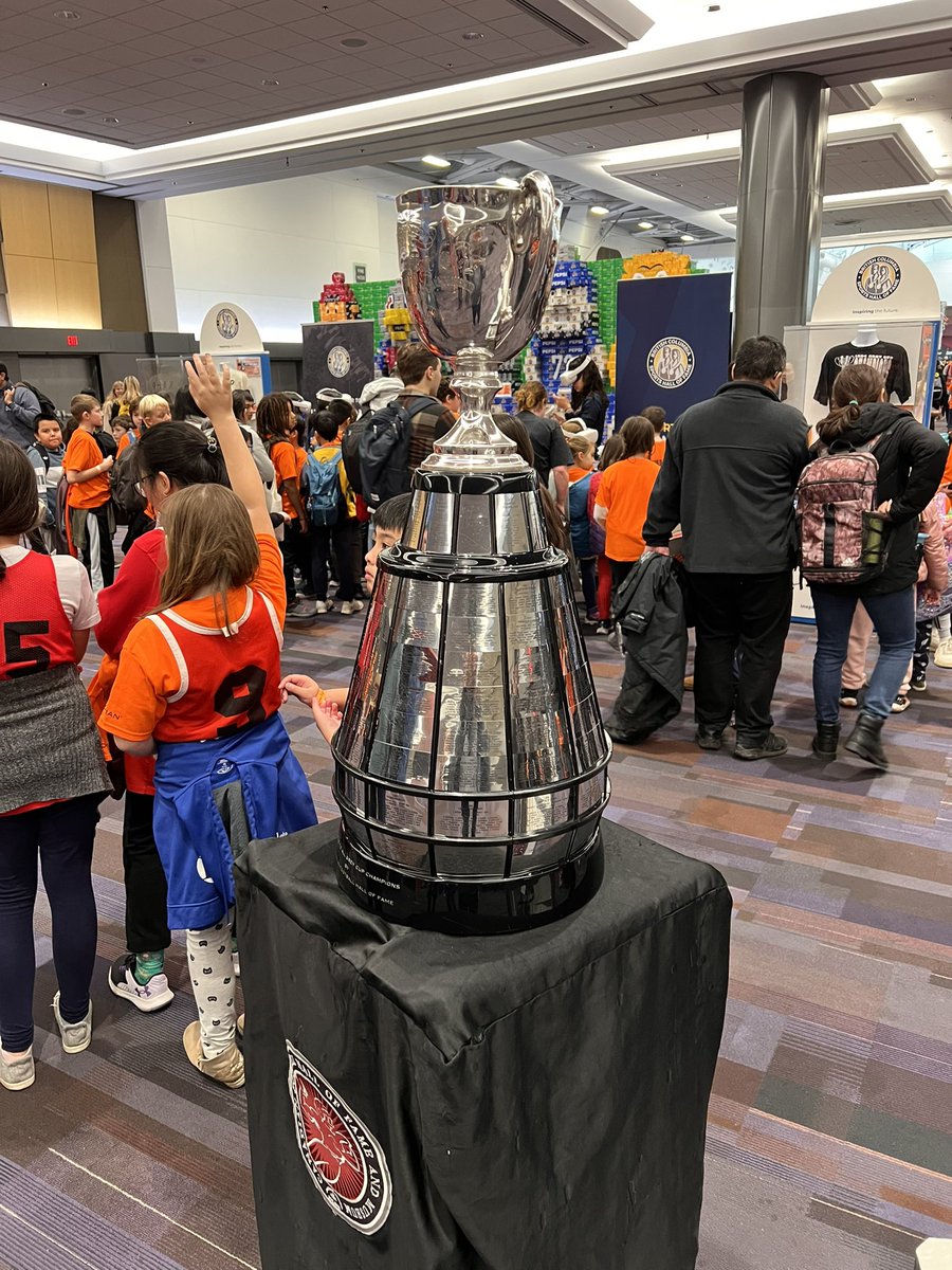 ThunderbirdSun's tweet photo. Happening now - Grey Cup Festival!
So many things to do, awesome food vendors- get downtown &amp; enjoy! https://t.co/IiLygGmgSP