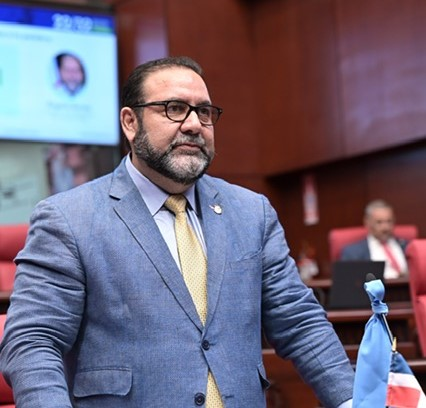 elnuevodiariord's tweet photo. 🇺🇸¡Felicitaciones!🇩🇴🎊

El senador @RogelioGenao felicitó al pueblo estadounidense por haber escogido a @DonaldTrump  como su próximo presidente y pidió a los dominicanos que se miren en el espejo del país norteamericano, instándolos a no dejarse arropar por el populismo y la posverdad.

El vocero del Partido Reformista Social Cristiano (@PartidoPRSC) en el @SenadoRD de la República advirtió que es necesario que, como sociedad, los dominicanos no se dejen arrastrar hacia la polarización, la cual impide los consensos y aborta cualquier posibilidad de entendimiento, “donde de un lado todo está bien y del otro todo está mal”.

#ElNuevoDiarioRD #Senado