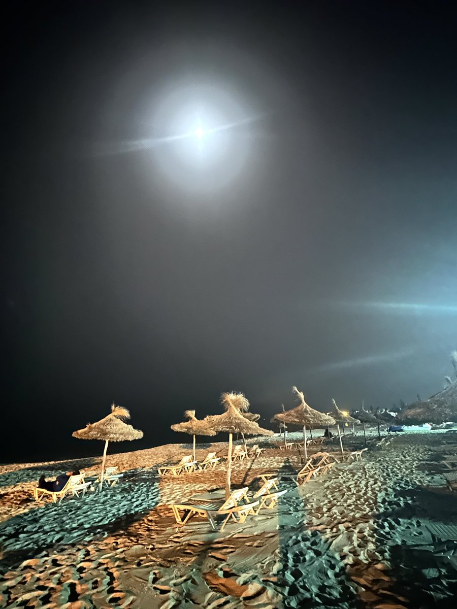 GallozziMrita's tweet photo. ‘A vita è nu' viaggio ca primme o dopp' fernesce.
Sorridi spesso.
Magnat' 'e sorde quann' 'e tien'.
Fa' sempe chello ca te piace 'e fa'.
E nun pensa' a nisciuno!
(Massimo Troisi)
 #maredinverno #tunisia #sempreingiro #certificando #soussa #spiaggia https://t.co/NJ2CFDN7KV