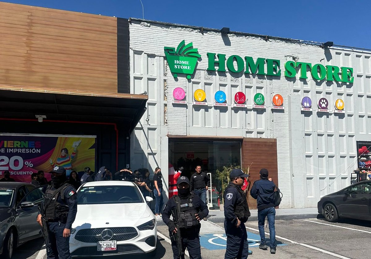 AlcanceDiario's tweet image. #Alerta 🚨 | Realizan operativo en #HomeStore en la Isla Angelópolis, al parecer para verificar la procedencia de todos los productos 🛍🚔.
Vía: @e_consulta