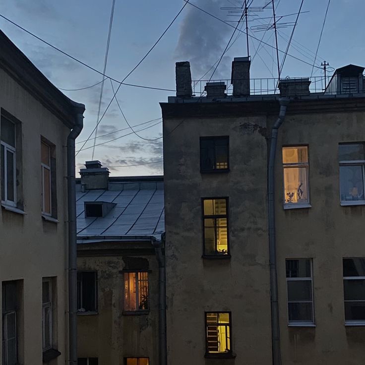 #hyunsung ау, в которой

у хана есть дурацкая привычка — каждый день лета выходить на балкон без футболки, чтобы развесить белье

у хенджина, с недавних пор, тоже есть привычка — наблюдать за этим из окна дома напротив

и общаться с симпатичным соседом, прикладывая к окну-