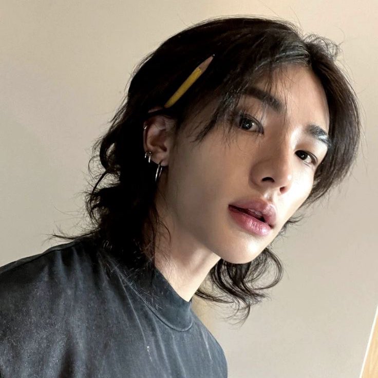 wakatoshiboke's tweet photo. #hyunsung ау, в которой

у хана есть дурацкая привычка — каждый день лета выходить на балкон без футболки, чтобы развесить белье

у хенджина, с недавних пор, тоже есть привычка — наблюдать за этим из окна дома напротив

и общаться с симпатичным соседом, прикладывая к окну- https://t.co/8uY5k6P4P1