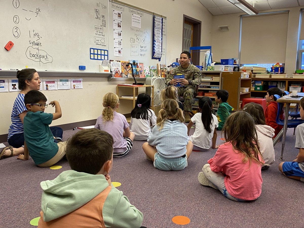 DEVCOM_SC's tweet image. In honor of Veterans Day, several of our Soldiers, NCOs, Officers, and Veterans visited elementary schools in Natick to read books about the military and the Veterans Day holiday to kindergarten and first grade classes. Be All You Can Be!