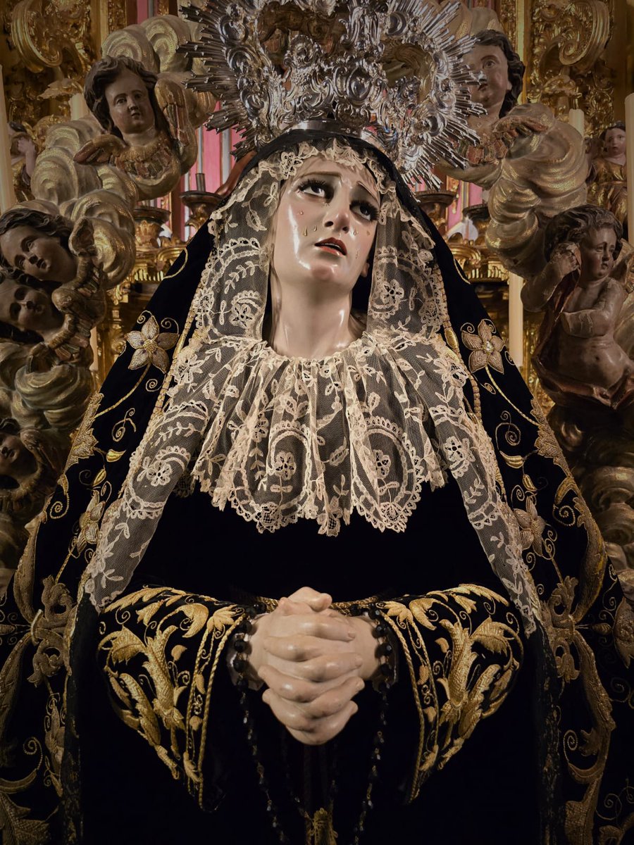 HermandadLaMort's tweet photo. Nuestra Señora de la Piedad se encuentra ataviada para la celebración de su Función Principal y besamanos del próximo sábado 23 de noviembre, por nuestro vestidor D. Sergio Saldaña Jiménez y sus camareras. https://t.co/HL1Hd9rrrT