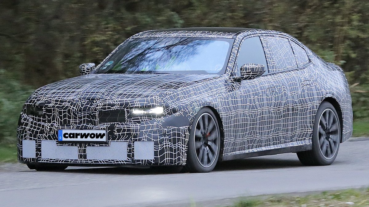 carwowuk's tweet image. SPOTTED: New BMW 3 Series!
The new 3 Series is on the way, and it'll be available as an EV for the first time

🔥Neue Klasse-inspired design
🔥Petrol and electric versions on offer
🔥Expected to go on sale in 2026

Find out more here: carwow.co.uk/news/8095/2025…