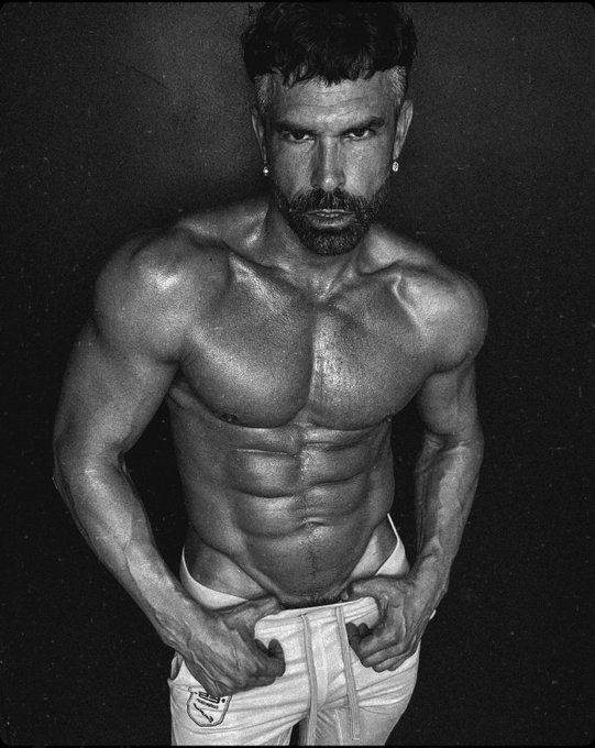 Watch D.O. 🇦🇷🇺🇸🇪🇸🇬🇧's leaked NSFW photo on TwXstars