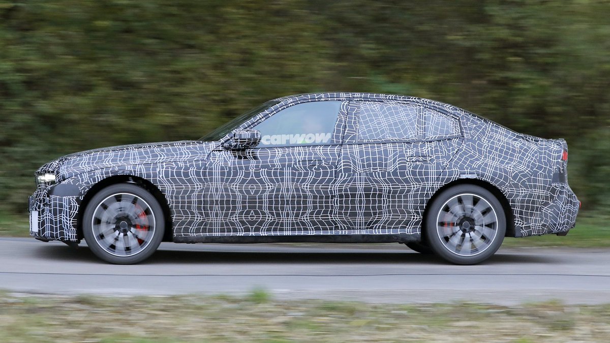carwowuk's tweet image. SPOTTED: New BMW 3 Series!
The new 3 Series is on the way, and it'll be available as an EV for the first time

🔥Neue Klasse-inspired design
🔥Petrol and electric versions on offer
🔥Expected to go on sale in 2026

Find out more here: carwow.co.uk/news/8095/2025…