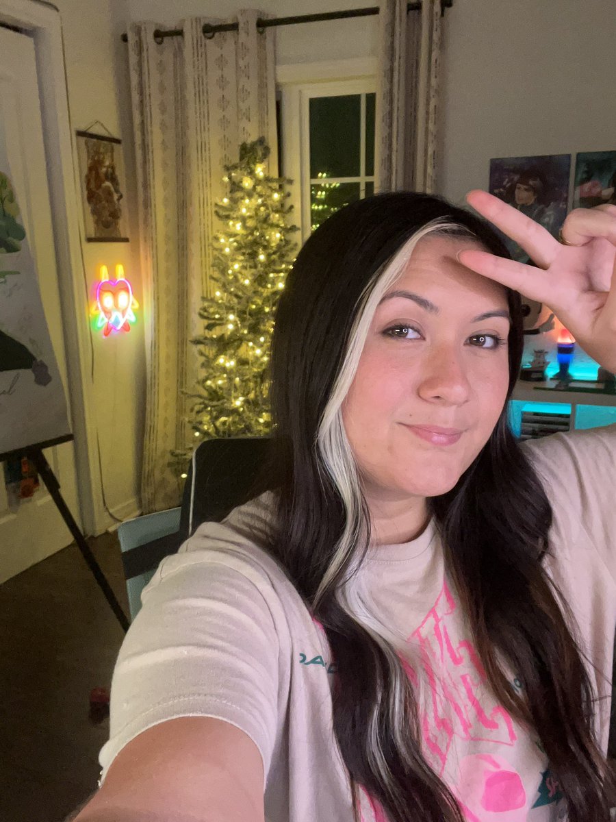 The tree is up and we are playing some more Zelda ✨💕😌 Get in here!

🔗twitch.tv/carmanderr