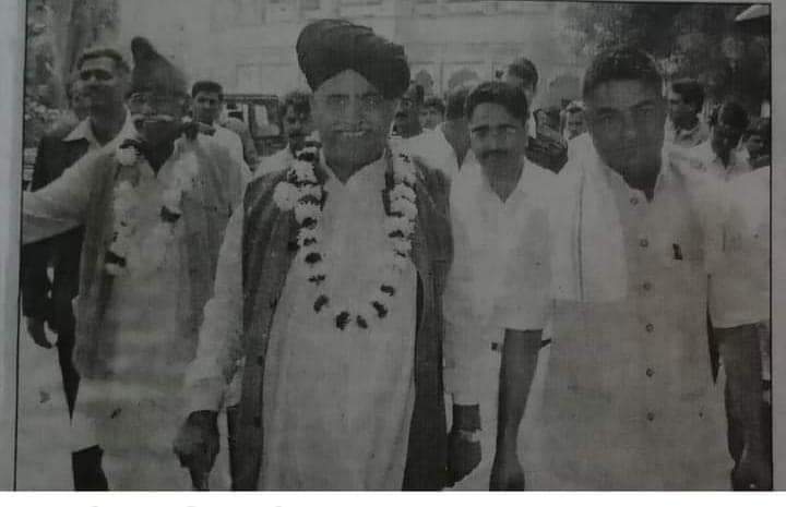 SunitaBainsla's tweet photo. कसुमल रंग की पगड़ी, हाथ मे छड़ी वाली अजीम शख्सियत 

लेखक : सुरेश गुर्जर, कोटा ( कर्नल साहब के पुराने साथी ) 

 वो शख़्स थे कर्नल किरोड़ी सिंह बैंसला। 
 उनकी धज ऐसी थी, की मुस्कुरा देते तो देहात की पगडंडिया  दिखाई देती थी और रंग में आ जाते तो शेक्सपियर, कार्ल मार्क्स, नेपोलियन बोनापार्ट , अब्राहम लिंकन और रूस की क्रांति के किस्से बेबाक अंग्रेजी में  धारा प्रवाह से फूट पड़ते थे। 

पकी हुई उम्र और तेज से तमतमाते व्यक्तित्व वाले कर्नल बैंसला साहब को समाज के नेतृत्व ने तब दस्तक दी जब उन्होंने सितंबर 2006 मे हिण्डोन मे आंदोलन करके गुर्जर आरक्षण आंदोलन की नींव रखी। 

 हमने 2008 में देखा, की हाथों में माइक लिए अपनी कौम को जागता हुआ वह शख्स बयाना के किले और खानवा के युद्ध का हवाला देते हुए, इतिहास के  मुड़े हुए पन्नों को सीधा करते हुए, सामने बैठे जन समुद्र को बरसों की नींद से जगा रहा था। 

हमने वह वक्त भी देखा है, जब कोटा रेलवे स्टेशन से रेल में चढ़ते वक्त कर्नल साहब की बैंत रेल की पटरी पर गिर गई और उनकी बैंत को निकालने के लिए ट्रेन को रोका गया। तो अगले दिन अखबारों की सुर्खियां बनी, " कोटा स्टेशन पर  कर्नल बैंसला की बैंत के लिए रुकी ट्रेन " 

 क्या रूप था उनका, आवाज में क्या लरज थी उनकी, कितनी गहरी पीड़ाए उनके मन में, कि जब एक प्रधान संपादक उनसे मिलने आए वार्ता के लिए और कर्नल साहब को कहा कि आप यह आरक्षण क्यों माँग रहे हैं , आप का तो पुश्तैनी दूध का काम है , आप  दूध का काम क्यों नहीं करते? कोई बडी डेरी लगवा लीजिए । 

 तो कर्नल साहब ने गरज कर कहा “अब मेरे बच्चे दूध का काम नहीं करेंगे, मेरे बेटे और बेटियां  डॉक्टर बनेंगे , इंजीनियर बनेंगे , सचिवालय की कुर्सियों पर बैठेंगे। आप हमसे दूध का काम कब तक करवाओगे? आप लोग क्यों नहीं करते हो दूध ���ा काम ? लोकतंत्र में हम अपनी हिस्सेदारी लेकर रहेंगे। “

 स्मृति और बुद्धि की तीक्ष्णता ऐसी की पुरानीसे पुरानी घटनाएं व बहुत पुराने साथी , उन्हें चुटकी में याद आ जाते थे। 

एक बार हम कोटा से झालावाड़ एक मीटिंग के लिए जा रहे थे। तो कर्नल साहब से मिलने सर्किट हाउस में उनके साथ फौज में सैनिक रहे श्री राम सिंह भडाना जी आए। राम सिंह जी चुप���ाप एक सोफे पर बैठे गये। कर्नल साहब और लोगों से मिल रहे थे / बात कर रहे थे। जब उन पर नजर पड़ी , कर्नल साहब  तुरंत बोले "राम सिंह "! 
राम सिंह जी बढ़ाना 30 से 40 साल बाद कर्नल साहब से मिल रहे थे। कर्नल साहब ने उन्हें पहचानने में 40 सेकंड भी नहीं लगाये। यह बुद्धि और स्मृति का तेज था कर्नल साहब मे। 

मुझे याद आ रहा है कि 2009 राजस्थान विधानसभा के चुनावों से पहले,  झालावाड़ जिले की सामाजिक महापंचायत हुई।  पूरी रात भर कोटा झालावाड़ रोड पर रेलमपेल सी स्थिति रही।  बड़ी और साधारण गाड़ियां पूरी रात इस रोड पर चली थी । उस दिन स्वाभाविक था मुझे पूरी रात जागना ,चूंकि आंदोलन से जुड़े देश भर के लोग आ रहे थे । 

हमारे साथी और हम कोटा झालावाड़ रोड पर सभी लोगों को बीच-बीच में रोकने खाने पीने की जरूरत पूरी करने के लिए जागे रहे । उस दिन कर्नल साहब ने मुझे फोन किया कि “मैं कर्नल बैंसला बोल रहा हूं ।मेरे साथ 50-60 लोग हैं । मैं अभी करोली से पूर्व विधायक स्व हंसराज जी गुर्जर की 
मूर्ति अनावरण करते हुए कोटा आ रहा हूं ।हमारा इंतज़ाम रखना।  कोटा रूक कर अल सुबह झालावाड़ चलेंगे “

बहुत प्रयास करने पर भी किसी होटल ने कमरा नहीं दिया - आंदोलन की महक हवा में जो थी।  कोटा मे उनके रात्रि विश्राम के लिए जब कोई ठिया नहीं मिला, तो हमने झालावाड़ रोड आलनिया माताजी के मंदिर में कर्नल साहब के रात्रि विश्राम का निर्णय लिया। 

 क्योंकि सारा कार्यक्रम जल्दबाजी में हुआ था, ऐसे में कर्नल साहब को मंदिर पर थोड़ी देर छोड़कर, मैं बिस्तर की व्यवस्था करने निकल पड़ा। 

 थोड़ी देर बाद जब वापस लौटा तो देखा कि कर्नल साहब वही फर्श पर  गहरी नींद में सो रहे हैं। आज भी सोचता हूं , कितना पवित्र ह्रदय होगा  उनका, कितनी सरलता थी उनमें, जमीन से कितना जुड़ाव था उनका। बस फर्श पर लेटे और नींद आ गई। 

सन 2013 मे  सोशल मीडिया नहीं था, और वीडियो रिकॉर्डिंग कम होती थी।  पर लोग कर्नल साहब को बहुत ध्यान से सुनते थे।  

वो मंच पर पैरों को लटका कर सबसे पहले महिलाओं और बच्चों से मुखातिब होते थे , यह उनके नेतृत्व की ख़ासियत थी । ऐसा लगता की कर्नल साहब सभा में उपस्थित हर  व्यक्ति से सीधा संवाद कर रहे हैं। एक खुली किताब की तरह अपने बात रख रहे हैं।  कर्नल साहब सीधे कहते “ ईश्वर के आगे हाजिर नाजिर होते हुए गुर्जरों , मैं आपको अपनी बात कहने आया हूं”
ये वक्तव्य उनके शब्दों में शुमा�� होते थे। 

 ऐसे थे हमारे लीडर।