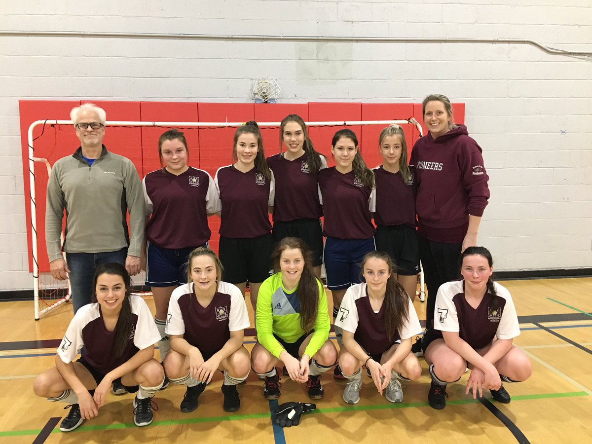 ⚽️QE Girls Indoor Soccer finish day 1 of qualifiers with a 1-1 record. 

➡️Back at it Friday 5pm vs. MPSH.

⭐️Special addition to our coaching staff, former Pioneer &amp; U SPORTS 1st Team All-Canadian = Zoë Rowe! (See team photo from 2020)

<a href="/schoolsportsnl/">School Sports NL</a> <a href="/zoerowe99/">Zoë Rowe</a> <a href="/MUNathletics/">Memorial Sea-Hawks</a>