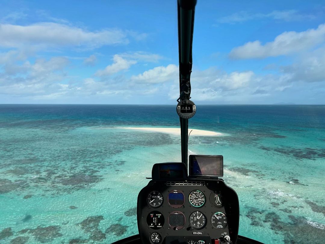 Sayhellollll's tweet photo. Yeah, I'm flying in the sky and I'm just taking pictures because the captain said his wife is still at home waiting for him to have dinner.
Barrier Reef 💙

#myflying
#funnycaptain https://t.co/BbOmdsQeja