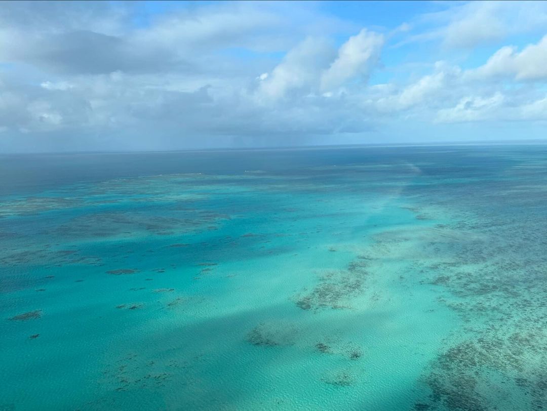 Sayhellollll's tweet photo. Yeah, I'm flying in the sky and I'm just taking pictures because the captain said his wife is still at home waiting for him to have dinner.
Barrier Reef 💙

#myflying
#funnycaptain https://t.co/BbOmdsQeja