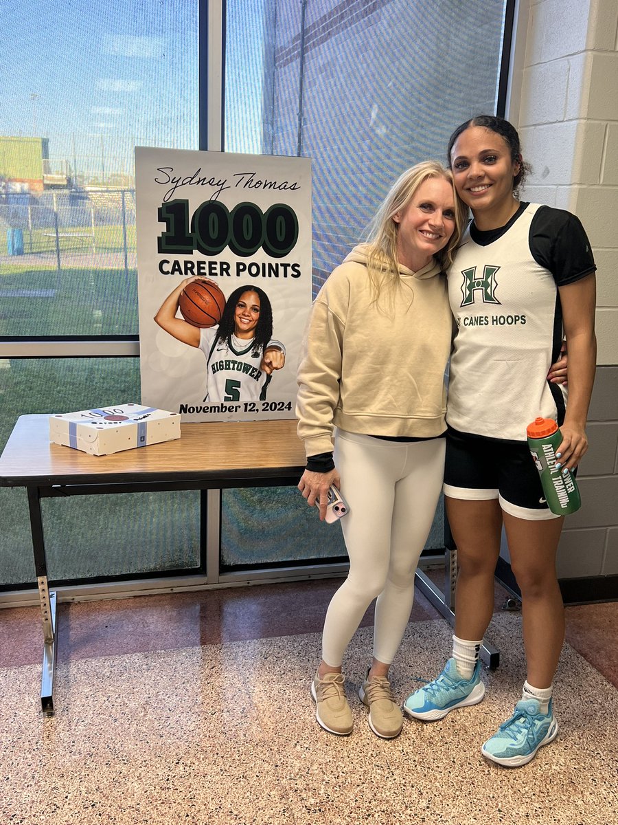 Congrats to Junior Sydney Thomas on achieving 1000 points for your career! Shout out to all those in your life that helped make it happen, you deserve!1️⃣0️⃣0️⃣0️⃣
#sisterhood <a href="/sydney_thomas0/">sydney thomas</a>