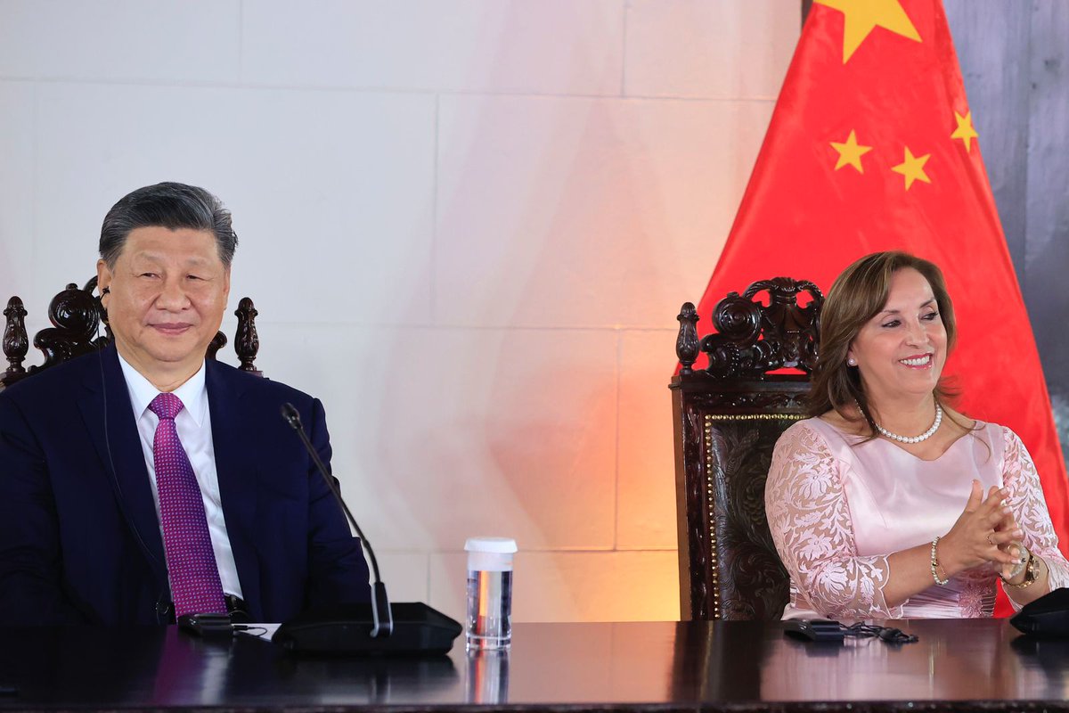 MinemPeru's tweet photo. Junto a la líder de la economía del Perú, Dina Boluarte, el ministro Rómulo Mucho sostuvo reunión con el presidente de la República Popular China, Xi Jinping, donde se firmó el Memorando de Entendimiento entre ambos países sobre Promoción de la Inversión en Minería. #APECPerú2024 https://t.co/V5Exw9MgTm